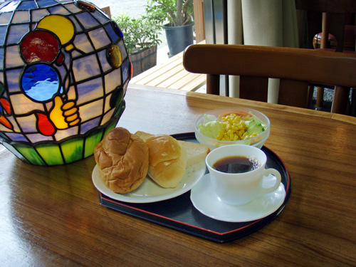 朝は、パン・コーヒー・紅茶・サラダ1品付きのホテル末広モーニングサービス